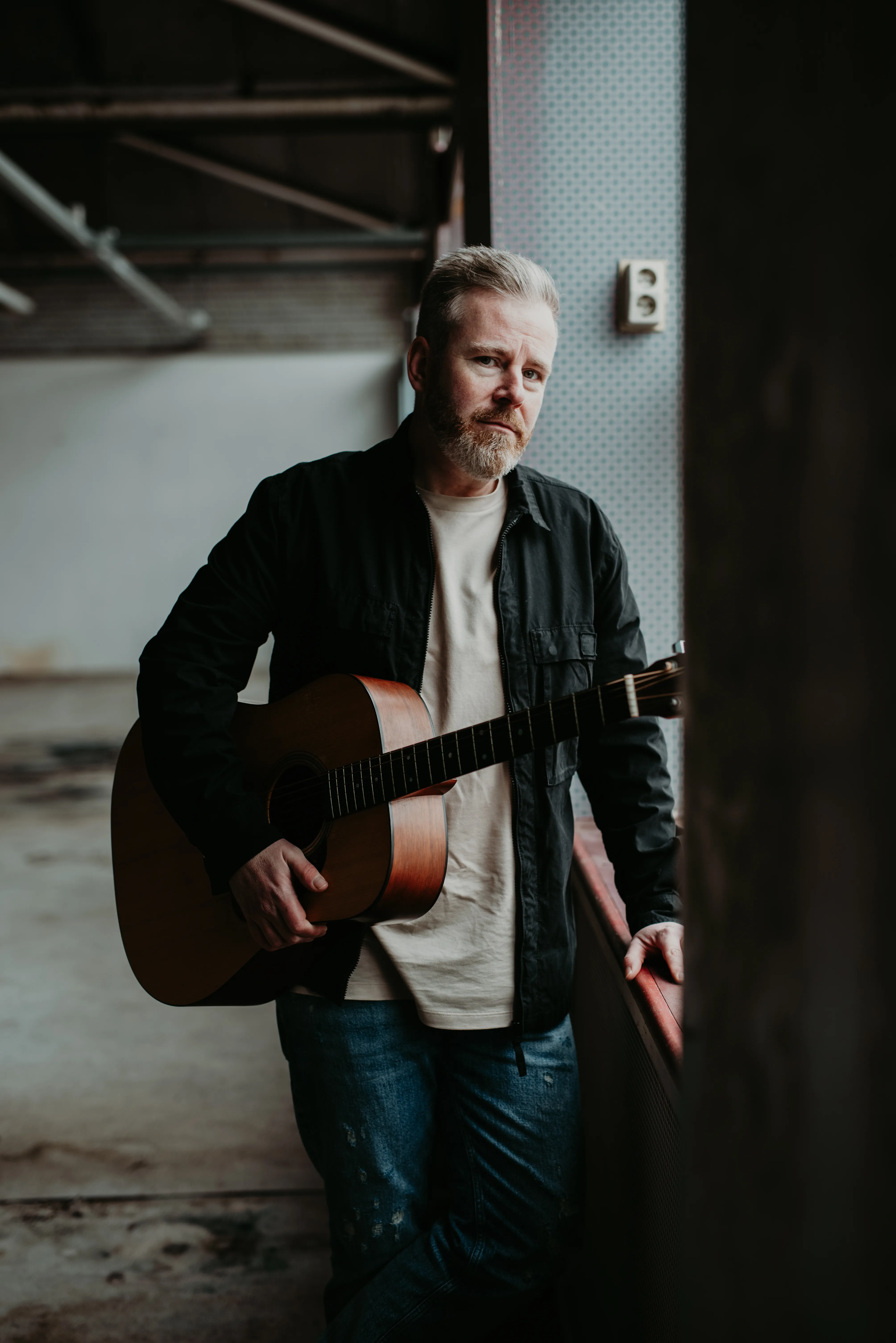 Ed Struijlaart staand met gitaar