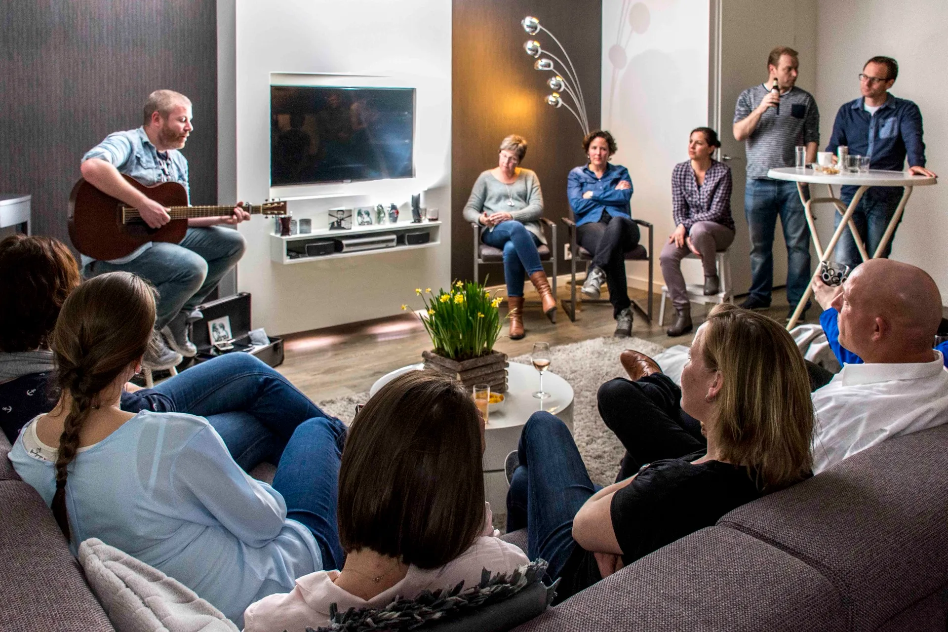 Ed Struijlaart speelt een huiskamerconcert — foto Esther Noordergraaf Fotografie