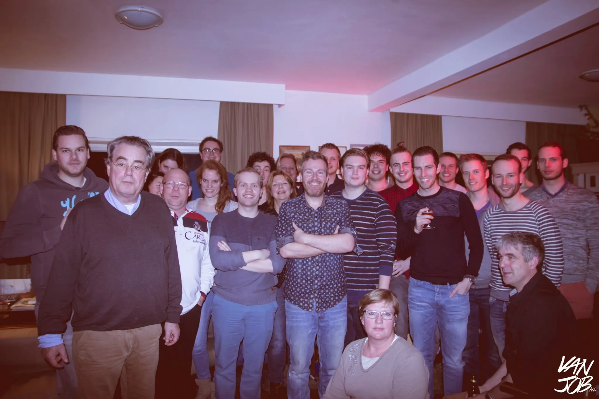 Groepsfoto na een huiskamerconcert — publiek poseert samen met Ed