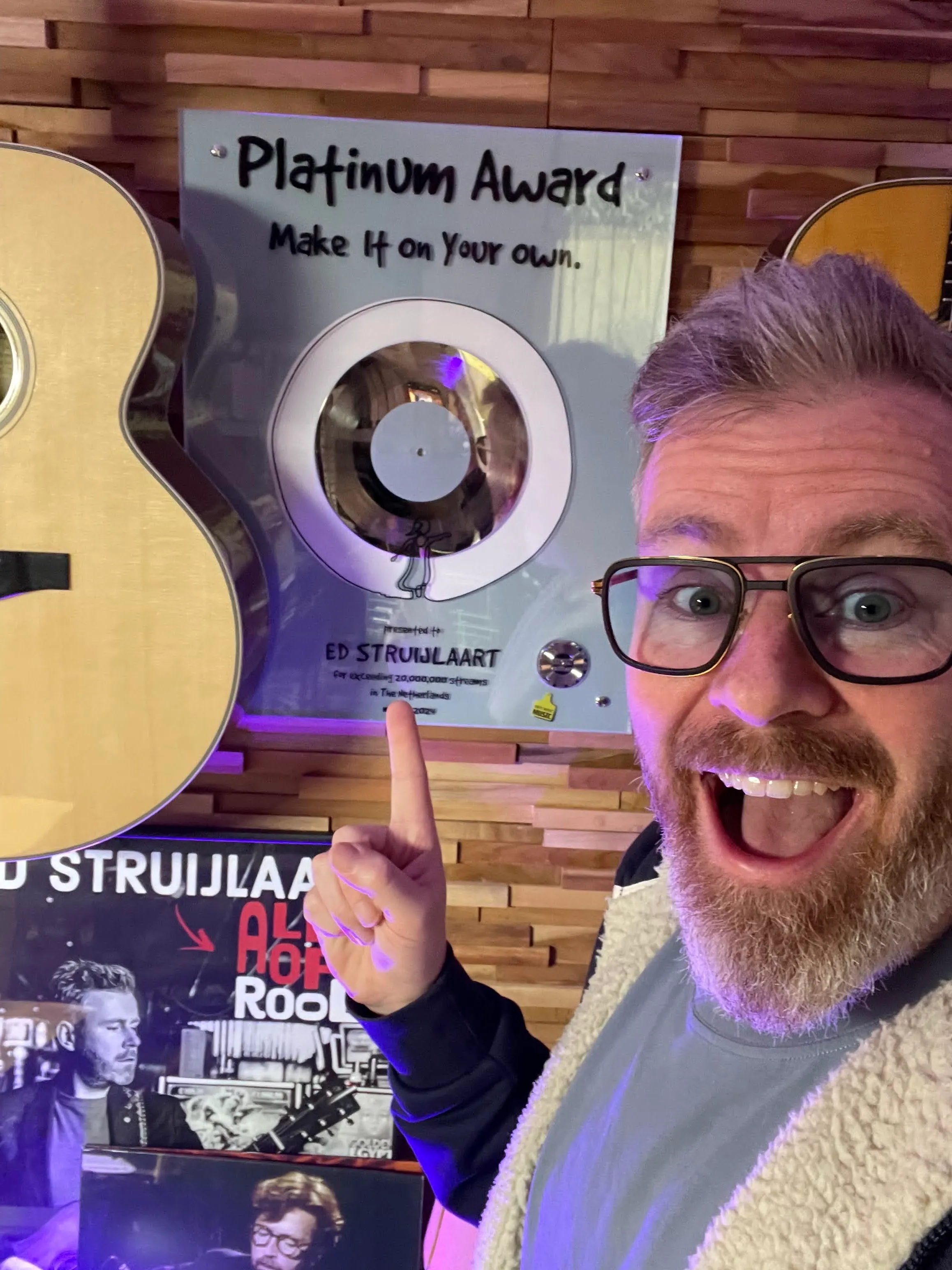Ed Struijlaart met zijn platina plaat voor Make It On Your Own