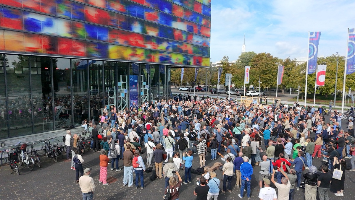Continuum Day: zo'n 300 gitaristen speelden samen John Mayer (met aftermovie)